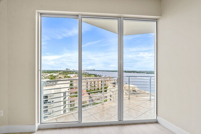 Building Photo - 1551 N Flagler Dr