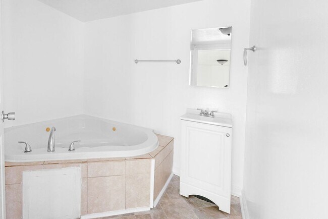 Building Photo - 3 Bed 2 bath Home For Rent in Newport News