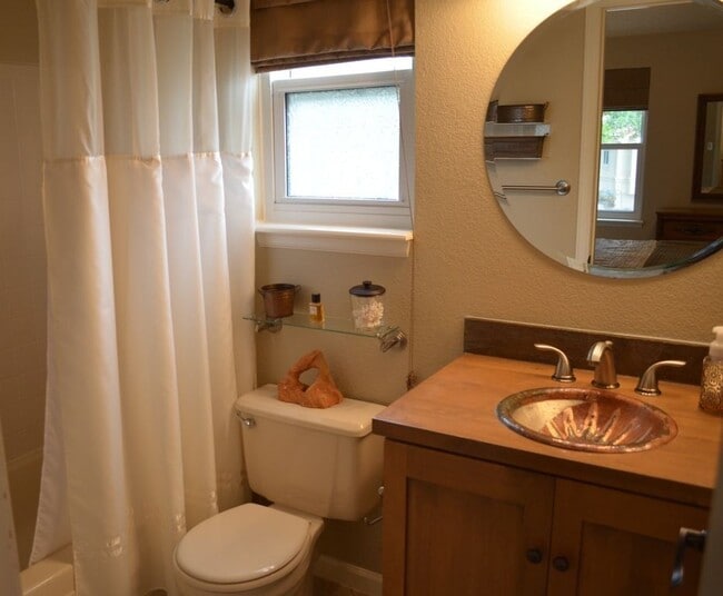 Building Photo - Elegant 4 BD/2.5 BA Home