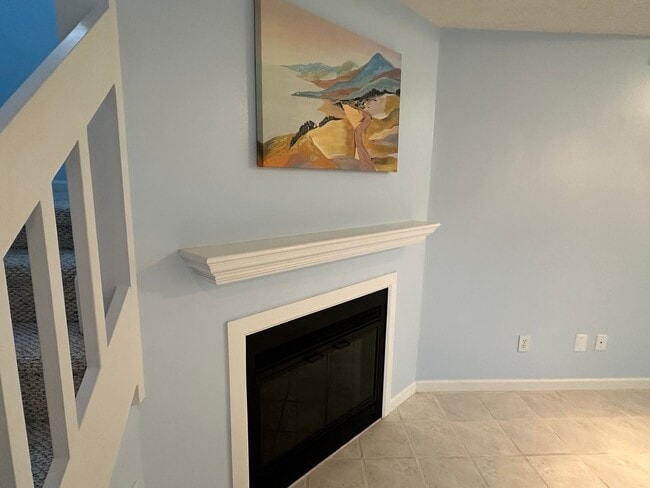 Building Photo - End Unit Townhouse for Rent