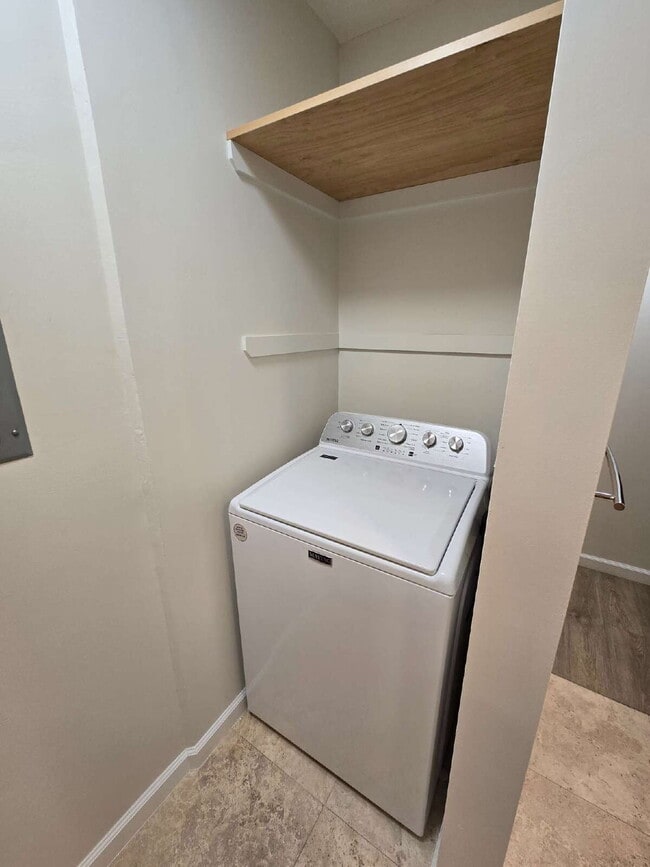 Building Photo - Renovated 2br, 2ba, 2pkg - Regency Park with Views!