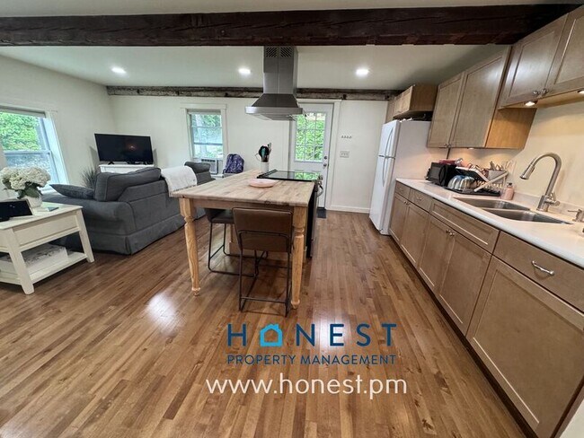 Building Photo - 5 Sheldon St