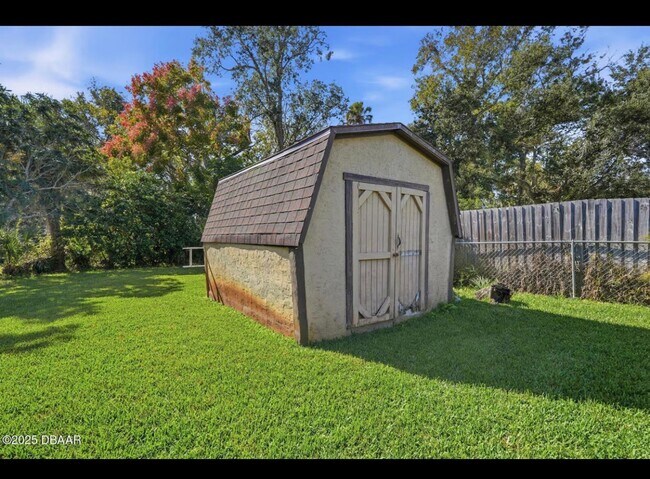 Building Photo - 3 Bedroom with Florida Room and Shed Available Now - Daytona Beach