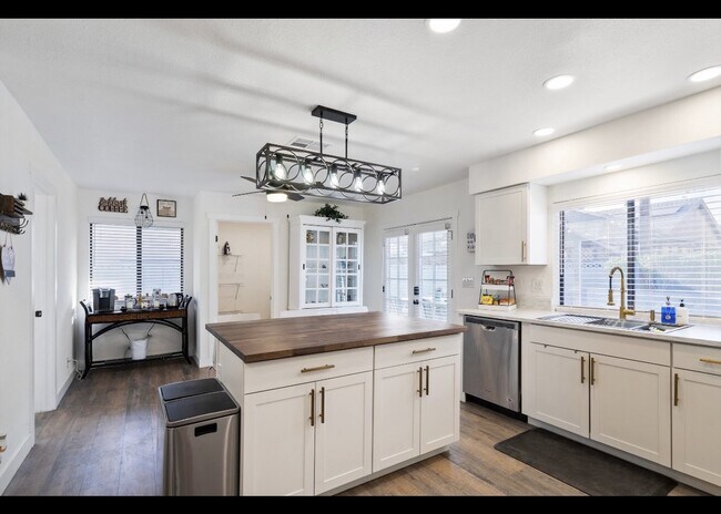 Building Photo - Fully Furnished Executive Rental in Las Ve...