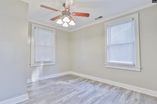 Building Photo - Adorable 3BR/1.5BA Renovated Bungalow Near...