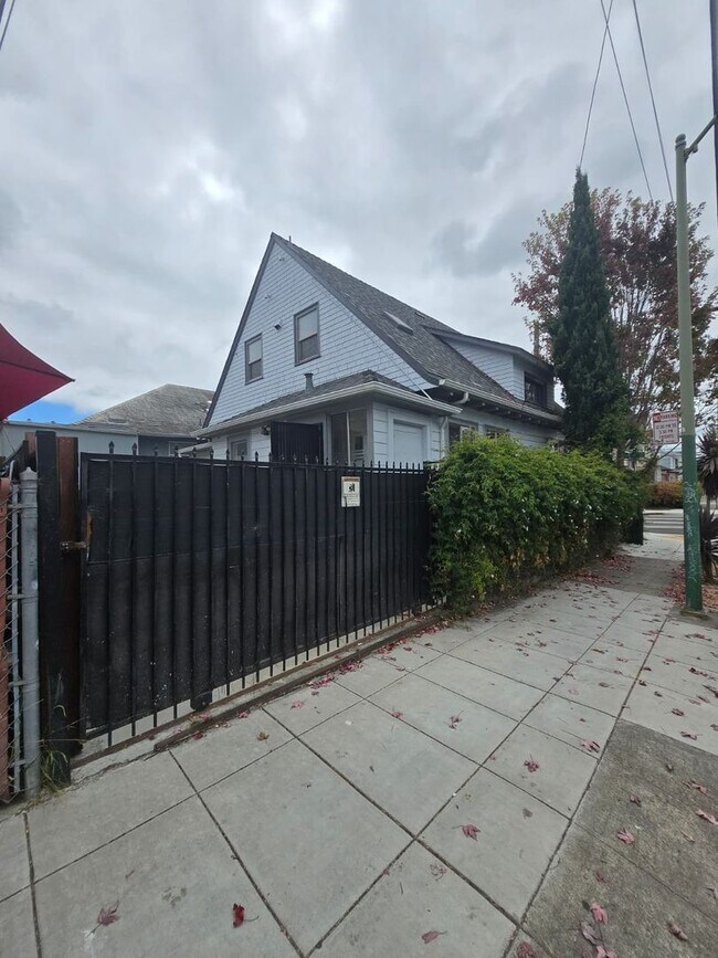 Building Photo - Upstairs 2bd/1ba Near Lake Merritt – $1,800