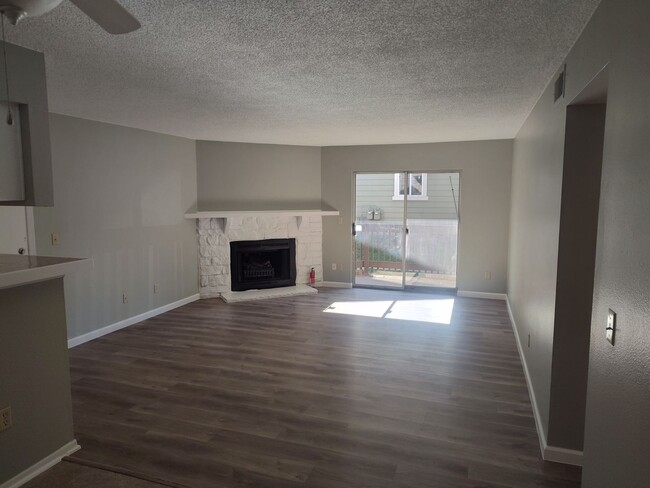 Building Photo - Gorgeous 2 bed Aurora condo for rent