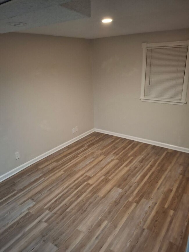 Building Photo - 4 bedrooms 2 bedroom fenced in yard
