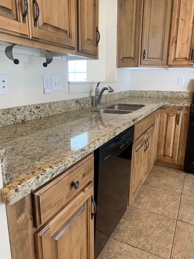 Building Photo - Beautiful 3 bedroom1.5 bath townhome in Price Utah