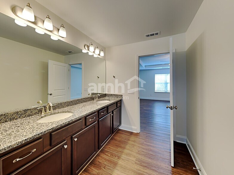 Building Photo - 3016 Esquire Dr