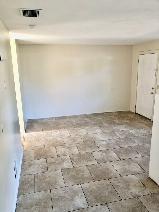 Nicely Updated 2BR/1BA Duplex 38440 12th Ave Zephyrhills FL 33542