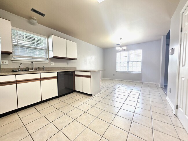 Building Photo - 324 Palomino Ln
