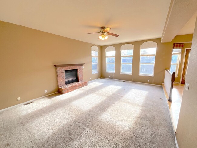 Building Photo - 5 Bedroom Home Available Near Rangewood Dr & Vickers Dr!