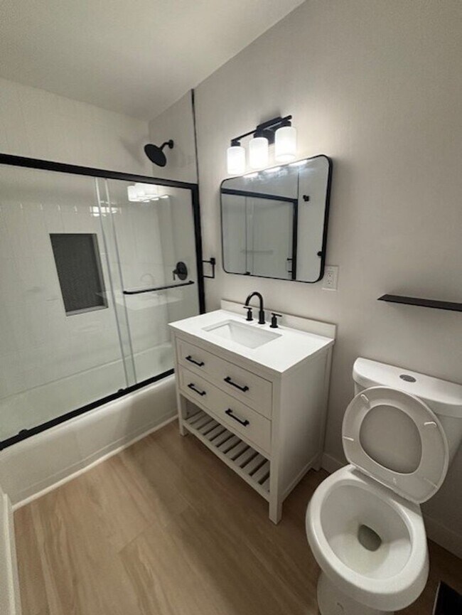 Building Photo - Clean 3 Bedroom / 1.5 Bathoroom House in T...