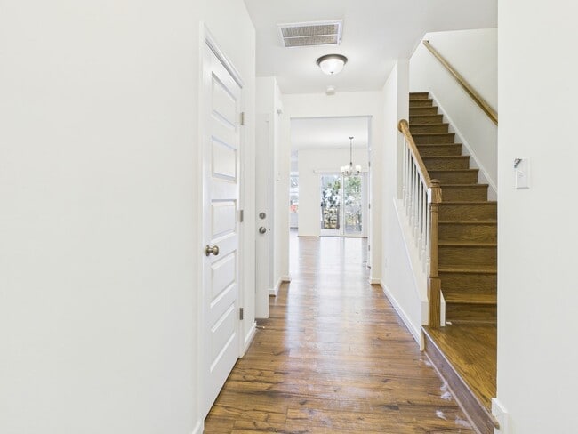 Building Photo - 6600 Wy Pt Dr