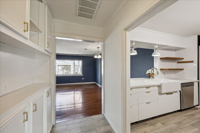 Building Photo - 1136 Oak Tree Dr