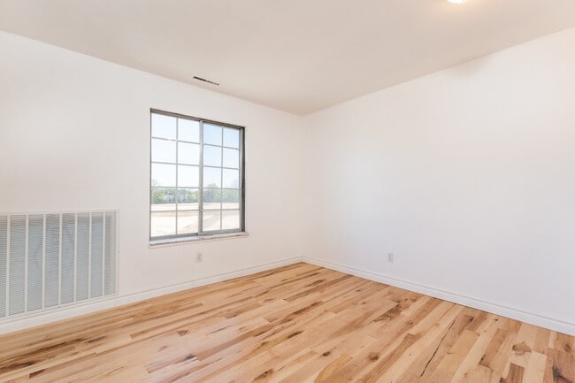 Building Photo - 311 W Highland Rd
