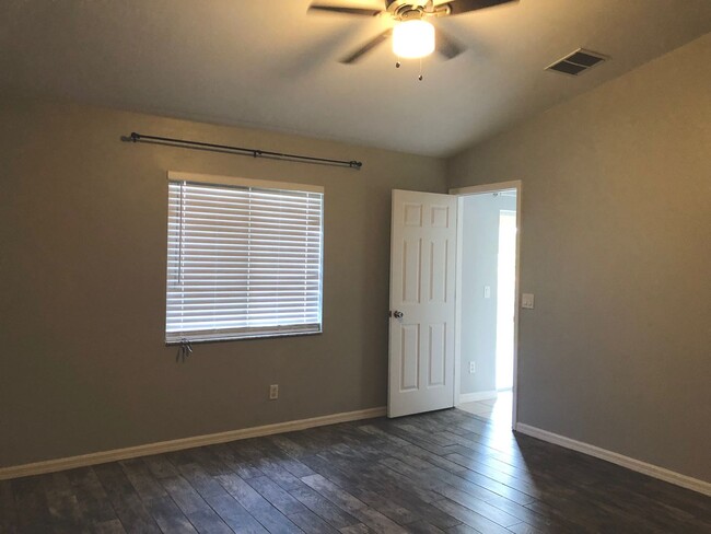 Building Photo - 2 Bedroom 2 bath duplex. 1 car garage and ...