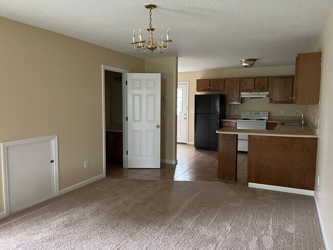 Building Photo - 2413 Louise St