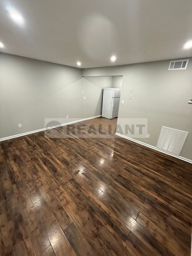 Building Photo - 208 Lakeshore Dr