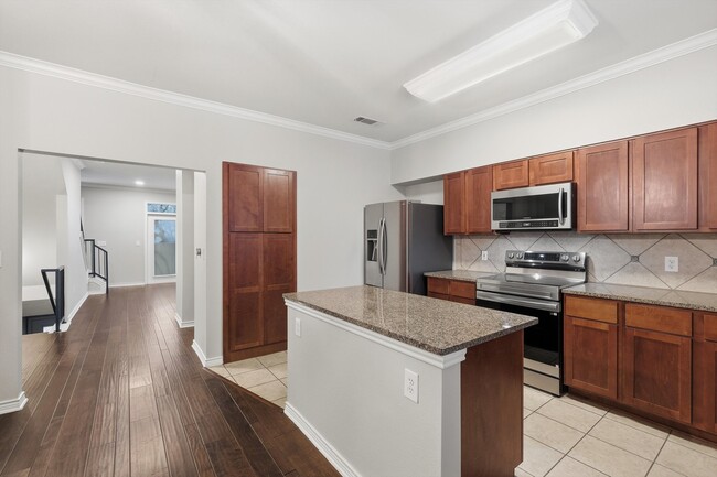 Building Photo - 508 Refugio St