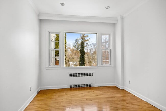 Building Photo - 115 Stonehedge Dr N