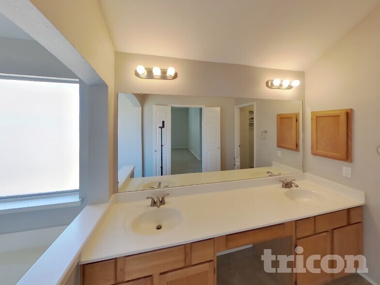 Building Photo - 1701 Pecan View Dr