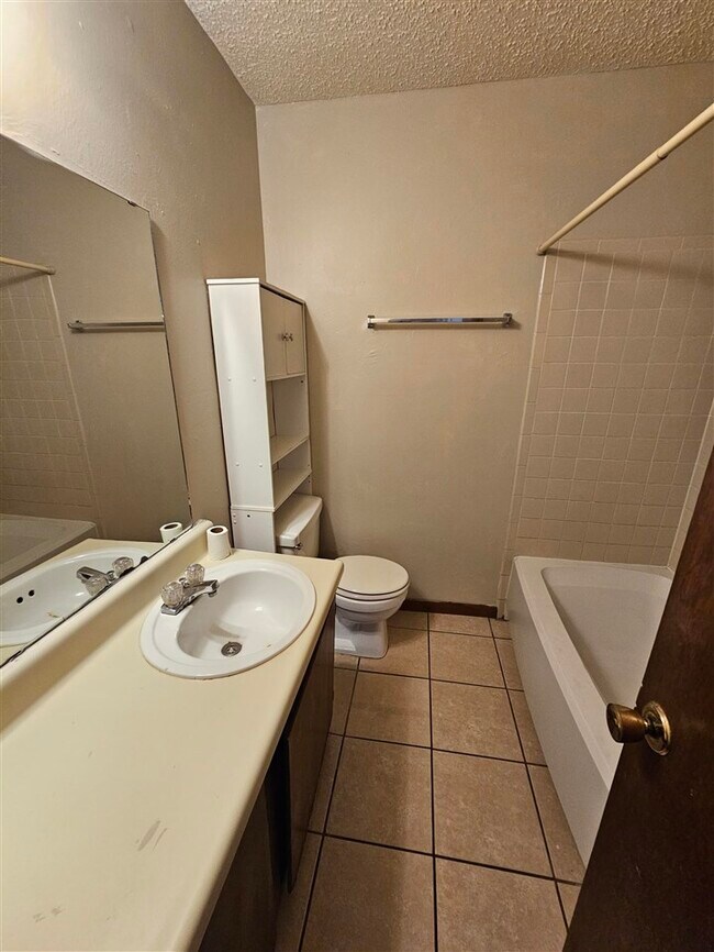 Building Photo - 7912 NW Crossland Cir