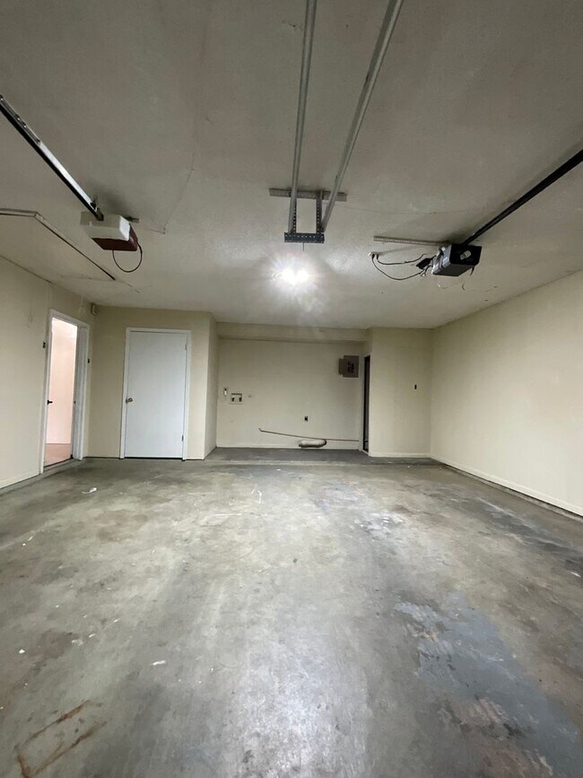 Building Photo - 1018 Meadow Brook Street