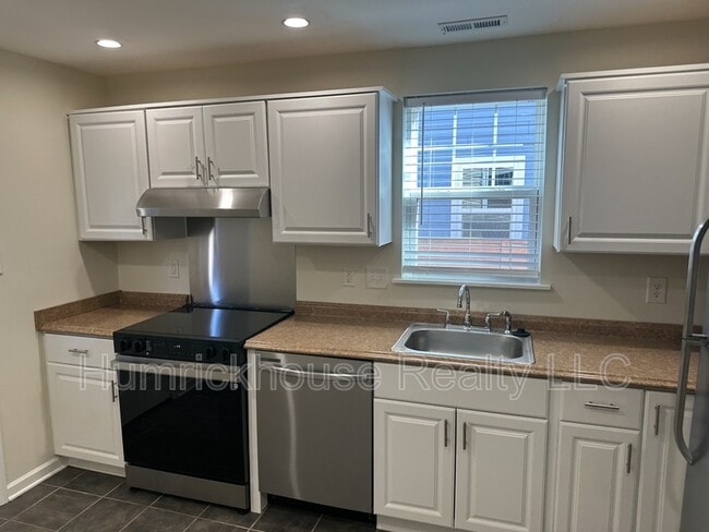 Building Photo - 5225 Valley Stream Rd