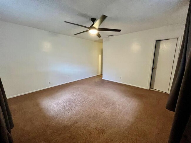 Building Photo - 6105 NW 73rd Ave