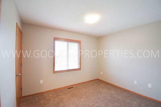 Building Photo - Great 3 Bedroom, 2.5 Bathroom Home in Ankeny