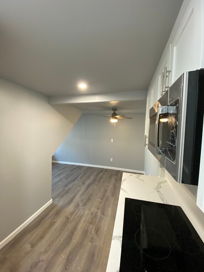 Building Photo - 2146 S West View St