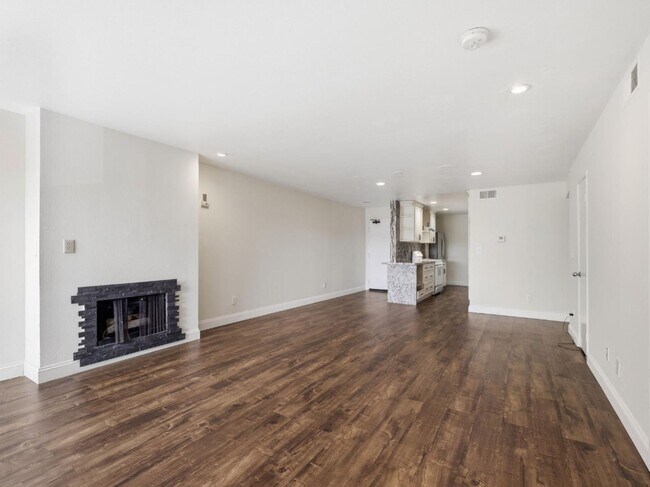 Building Photo - 1940 Highland Oaks Dr