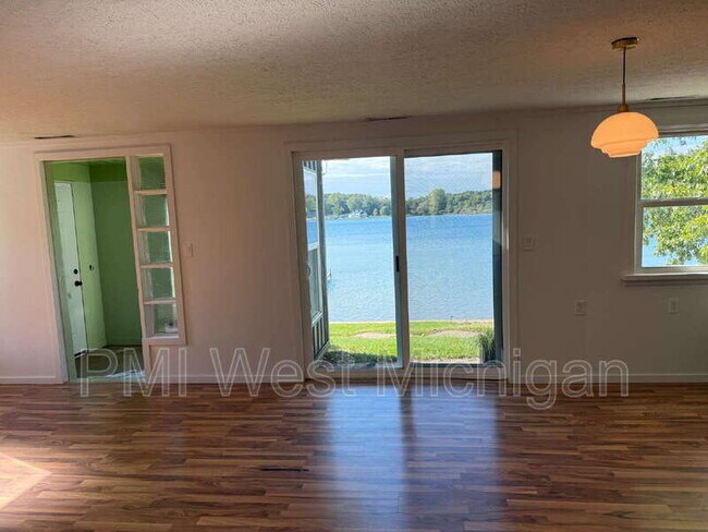 Building Photo - 12495 Oakwood Shores St