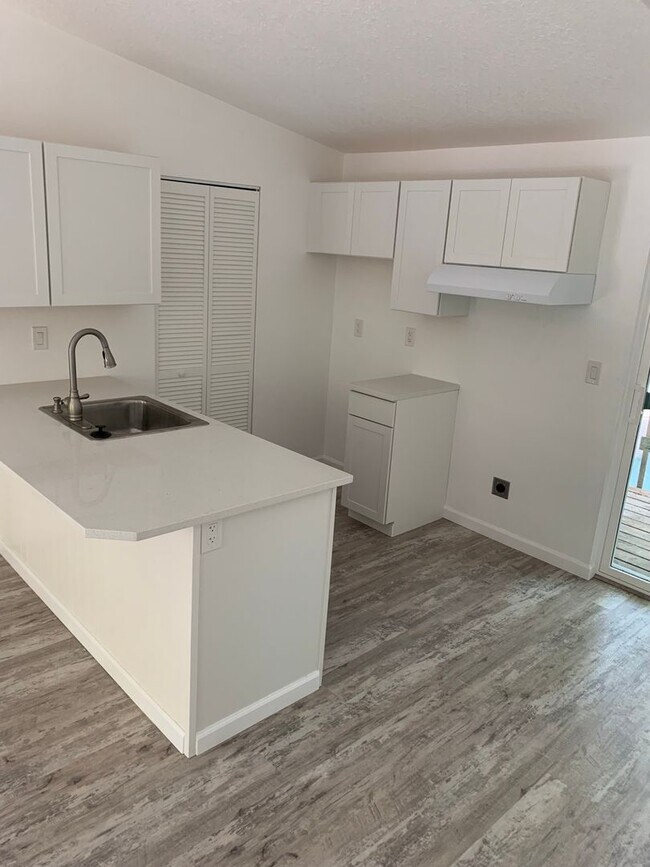 Building Photo - 4940-4950-4950 SW 45th Ave