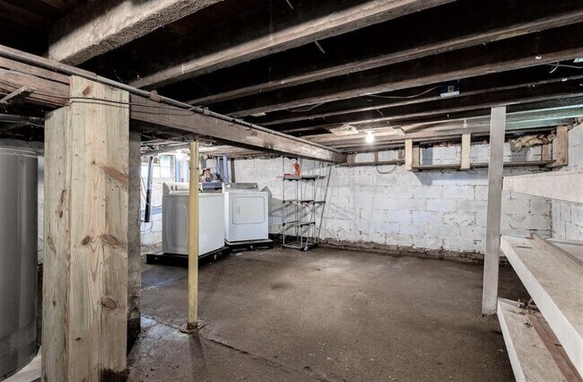 Building Photo - 226 Joyce St