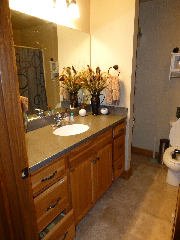 Building Photo - 2025 Lake Hills Dr