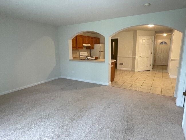 Building Photo - Shelby Twp 2-bedroom, 2-bath condo-style, private patio, 1st floor unit
