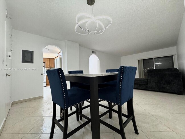 Building Photo - 400 Kings Point Dr