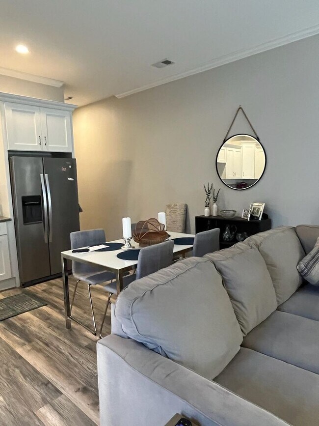 Building Photo - Beautifully Renovated Two Bedroom Highlands Home