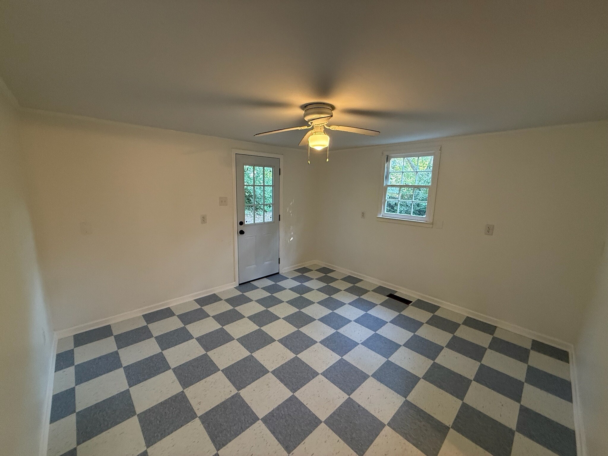 Building Photo - 910 Orient St