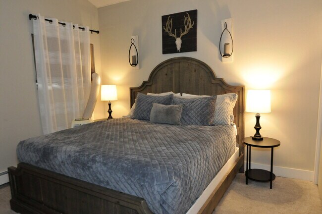 Building Photo - 3 bedroom condo in Wildernest available June 1st!