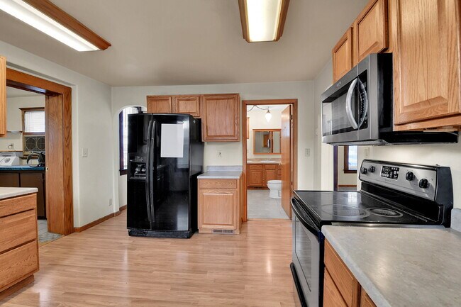 Building Photo - $2,900, 3-bed, 2 bath victorian home with a fenced yard and $300 off the first month's rent.