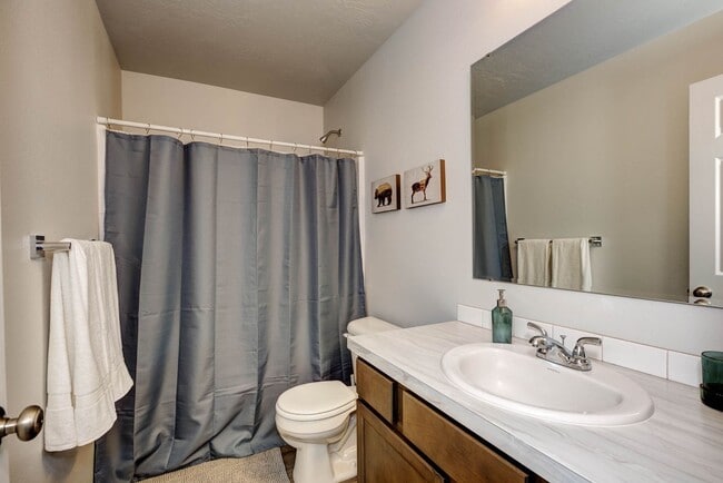 Building Photo - 4 bed 2 bath home for rent