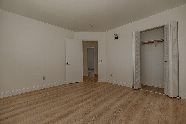 Building Photo - 1103 Crescent Ln