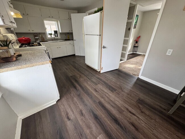 Building Photo - 2 bed, 1 bath home for rent in Waterloo