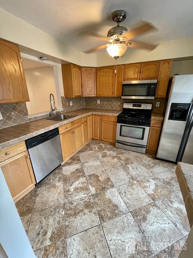 Building Photo - 410 Johnstone St