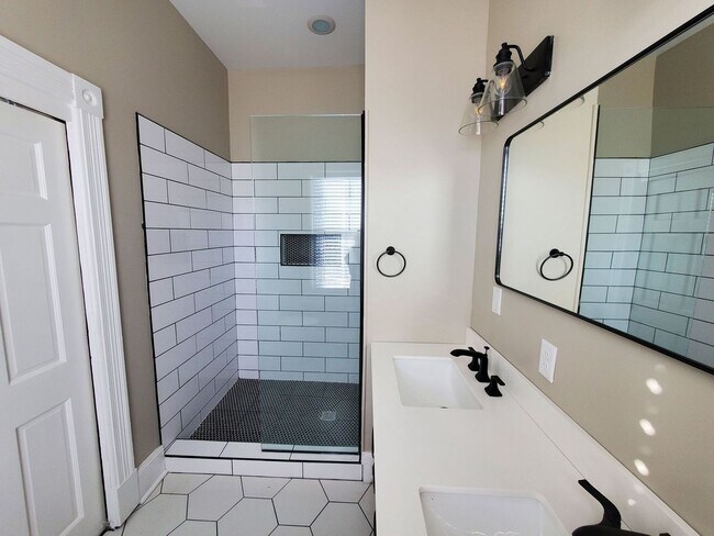 Building Photo - Historic Townhome !!