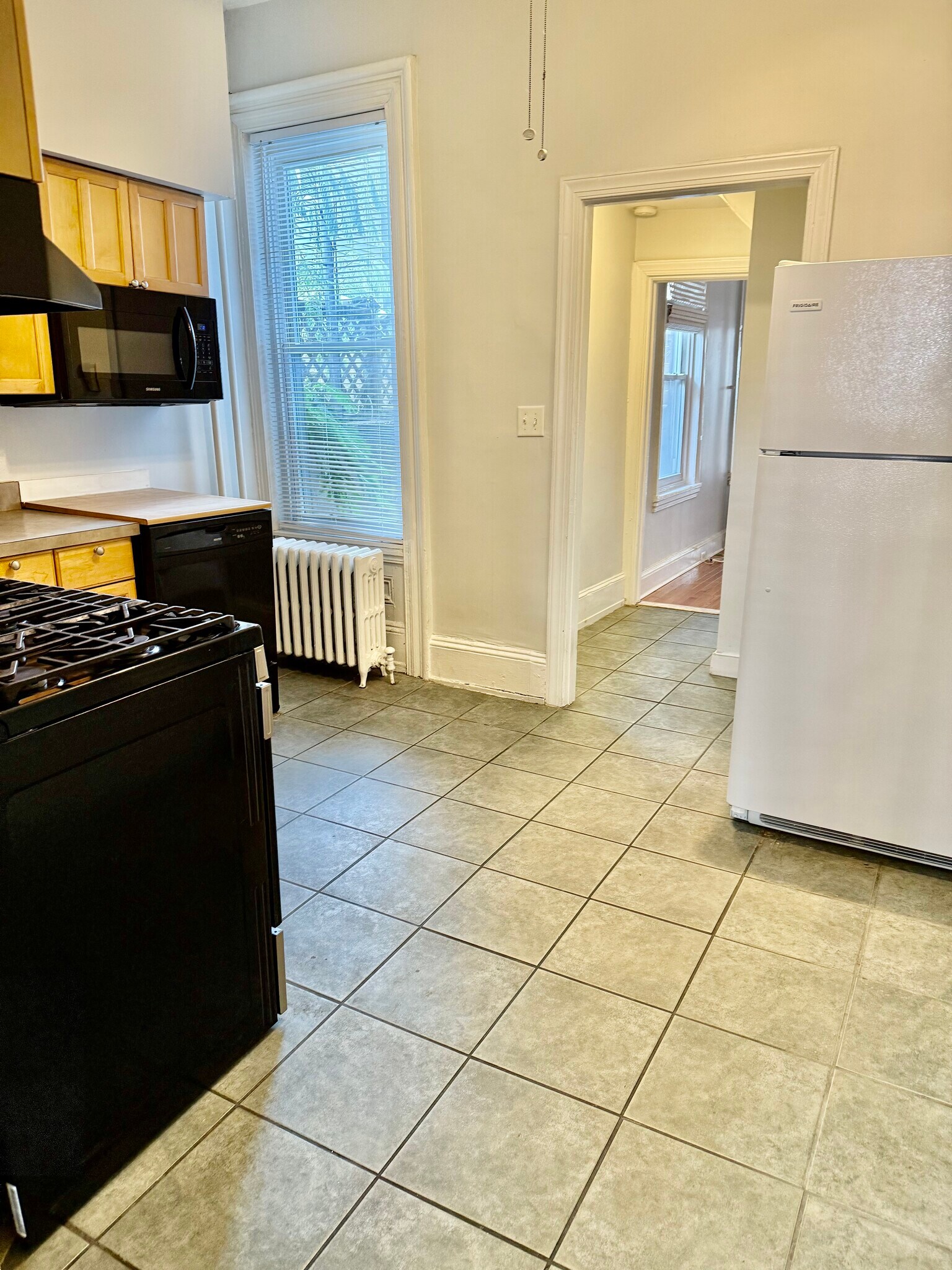 Building Photo - 302 Dickinson St